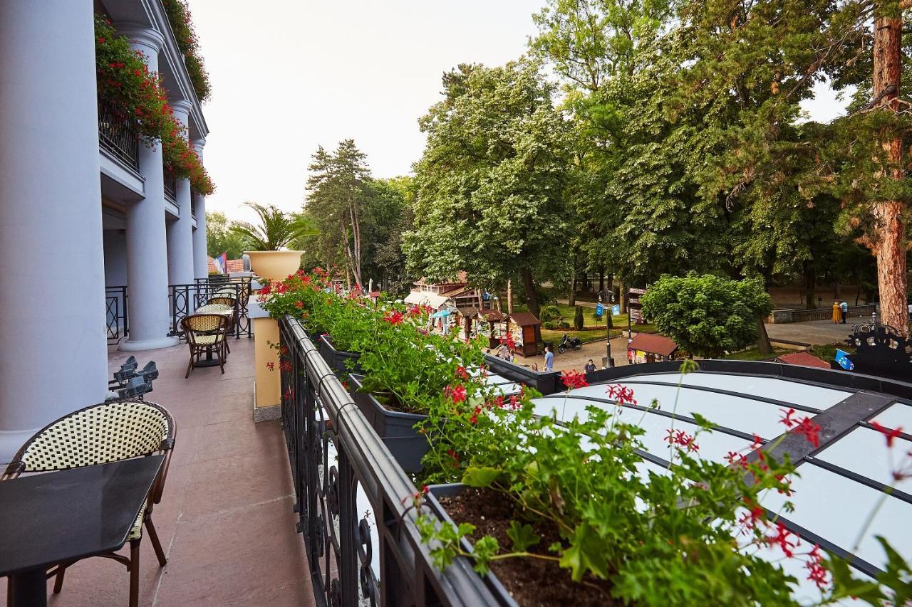 A Hoteli - Hotel Park Врнячка-Баня Экстерьер фото The hotel's terrace