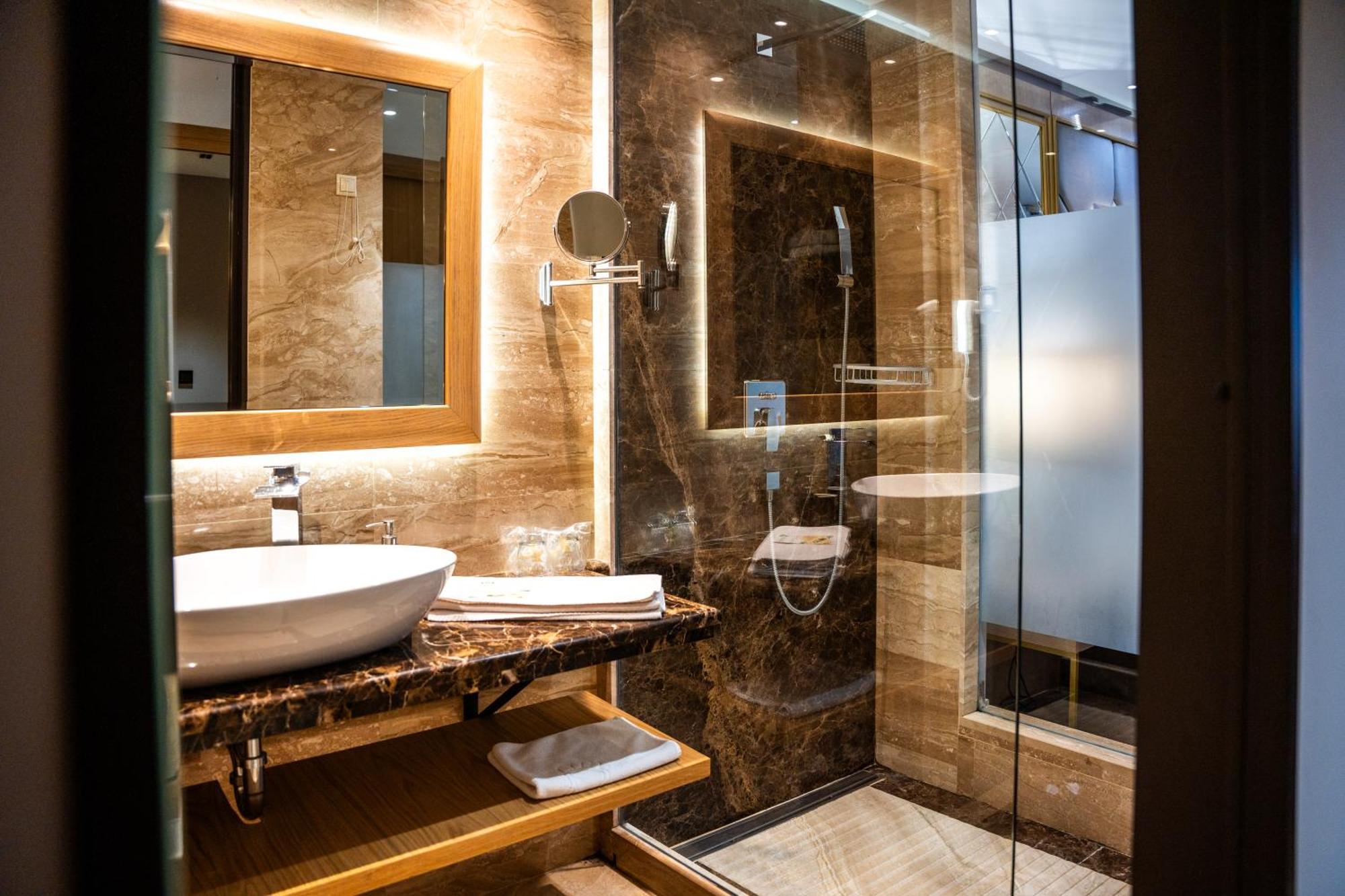 A Hoteli - Hotel Park Врнячка-Баня Экстерьер фото A bathroom in a hotel