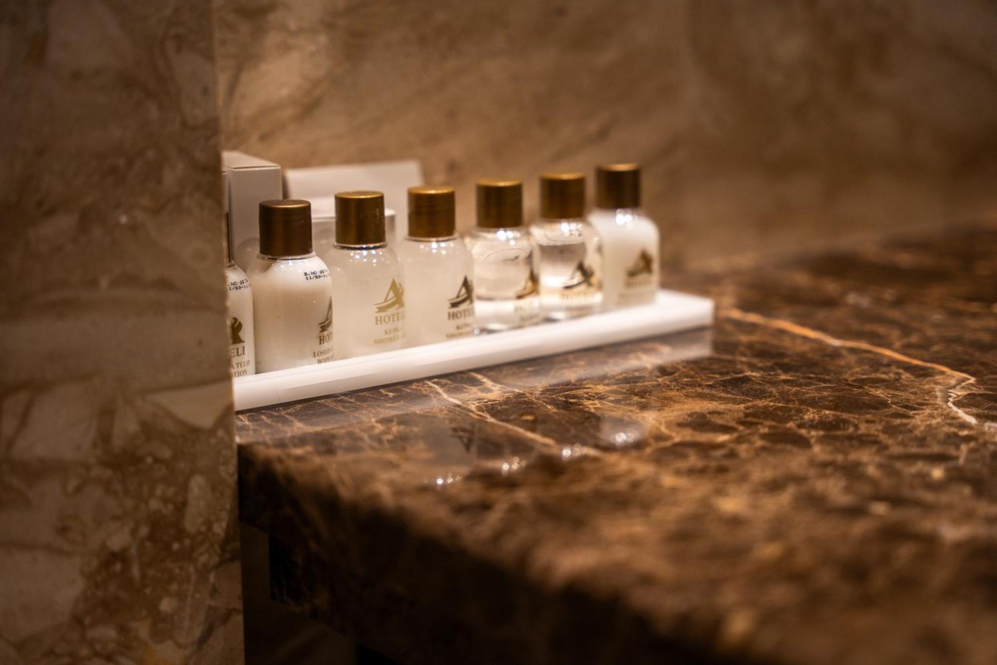 A Hoteli - Hotel Park Врнячка-Баня Экстерьер фото A collection of toiletries