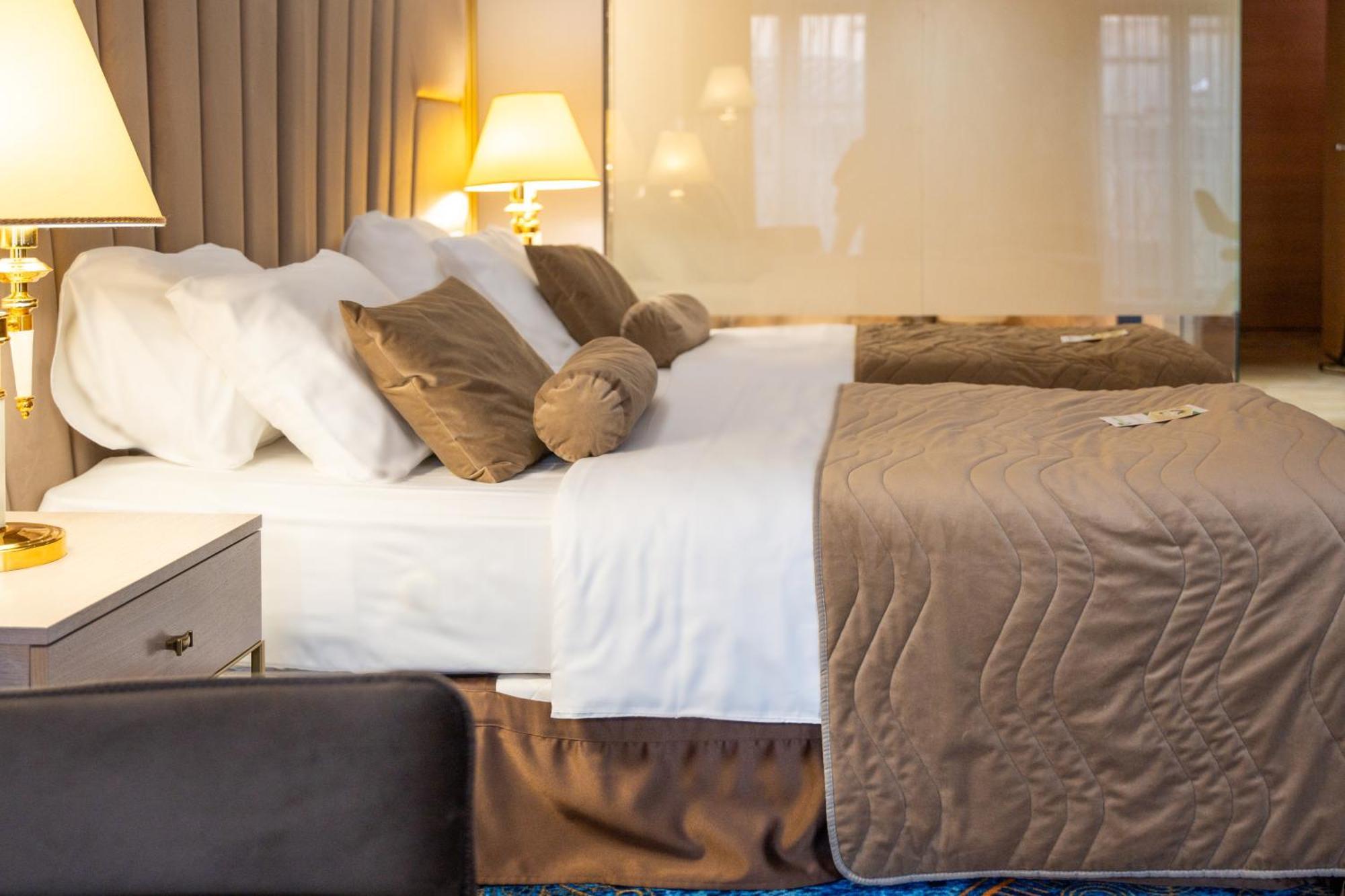 A Hoteli - Hotel Park Врнячка-Баня Номер фото A bed with a bed skirt